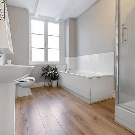 The Ritz 2 Bedroom Serviced By Altoluxoexperience Short Lets & Serviced With Free Wifi *