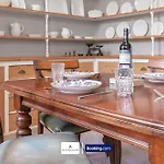 Апартаменти The Ritz 2 Bedroom Serviced By Altoluxoexperience Short Lets & Serviced With Free Wifi