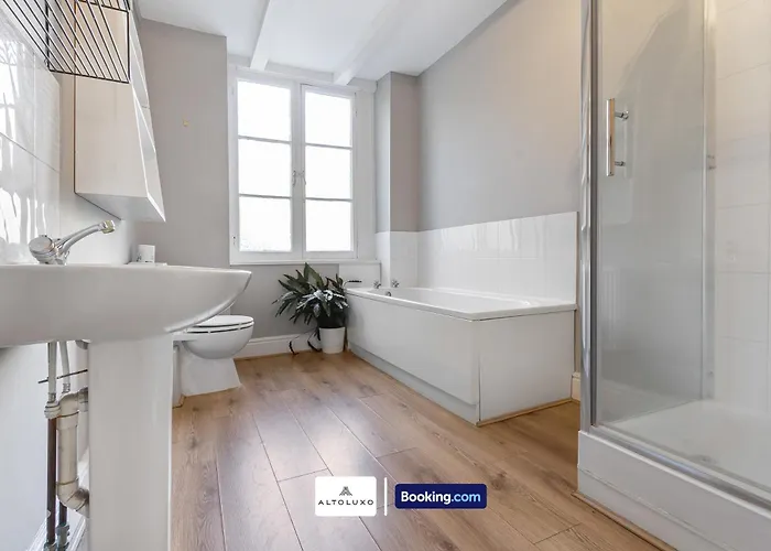 The Ritz 2 Bedroom Serviced By Altoluxoexperience Short Lets & Serviced With Free Wifi Bristol